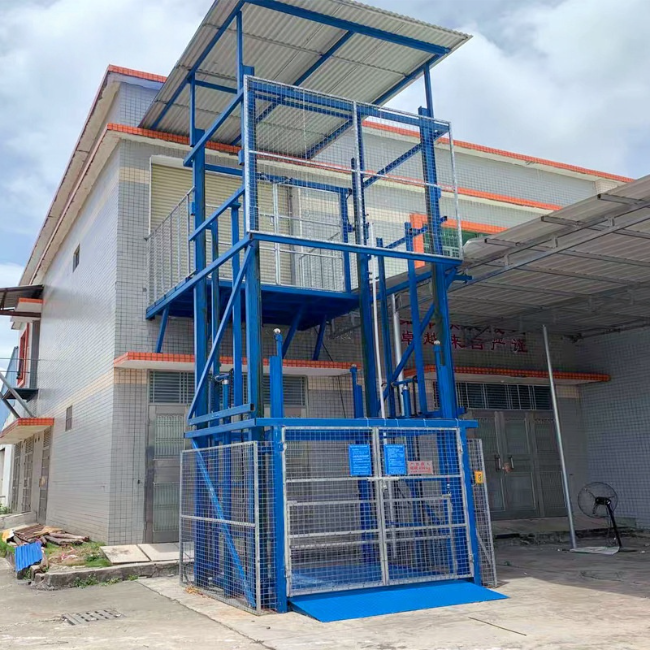 济宁建材厂室外升降货梯安装